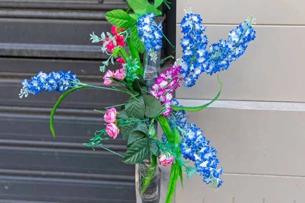Штучні Пластикові Квітки Декору Залізничних Ручках — стокове фото