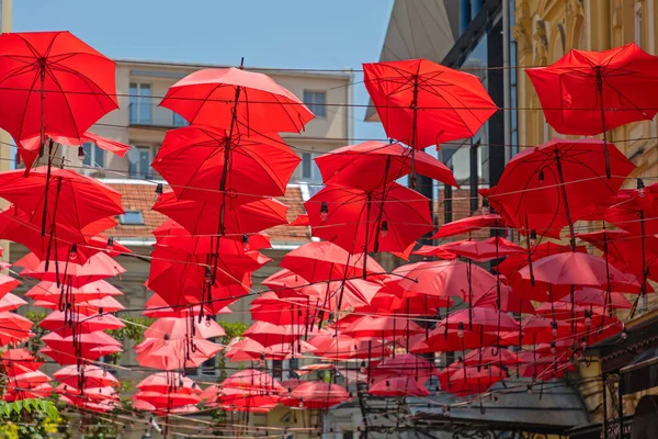 Muchos Paraguas Rojos Colgando Decoración Calle Ciudad —  Fotos de Stock