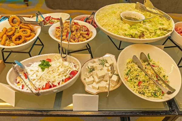 Saladas Tigelas Buffet Mesa Variedade — Fotografia de Stock