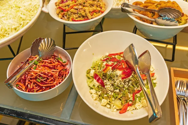 Salades Dans Des Bols Buffet Variété Table — Photo