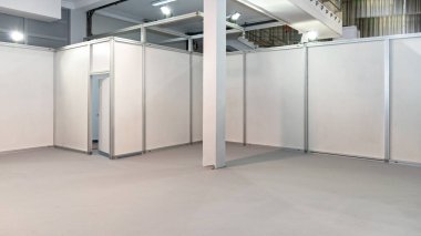 Boş Sergi Alanı Beyaz Panel Bölücülü