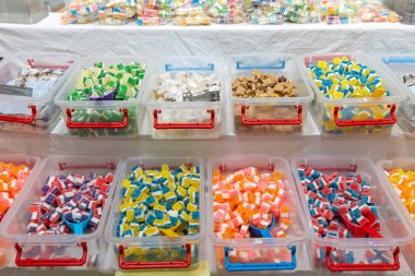 Toplu Kutularda Bir Çok Şekerleme Tatlandırıcısı Varyasyonu