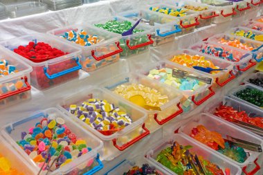 Toplu Kutularda Bir Çok Şekerleme Tatlandırıcısı Varyasyonu