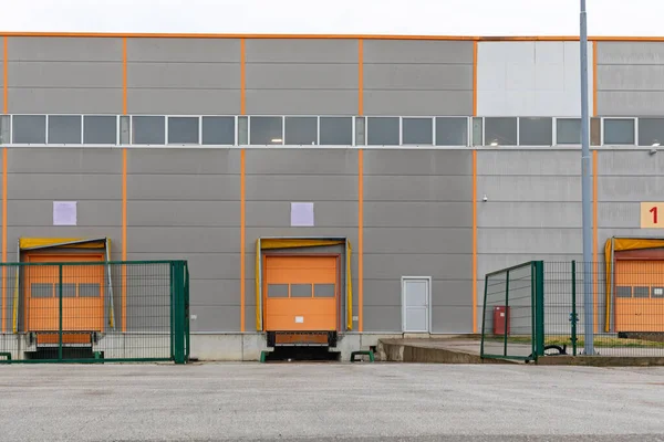 Cargando Puertas Muelle Carga Almacén Distribución — Foto de Stock