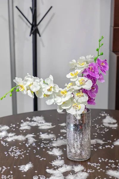 Künstliche Orchideen Silberner Vase Festtisch — Stockfoto