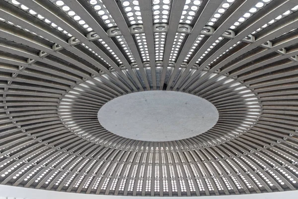 Kuppel Mit Oberlichtfenstern Großer Betonhalle — Stockfoto