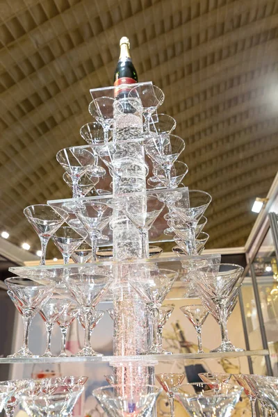 Straight Cocktail Glasses Tower Dengan Champagne Flow Tube — Stok Foto