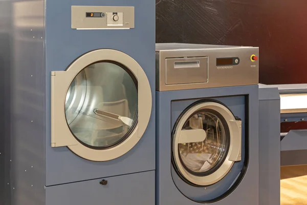 プロ仕様洗濯機2台清掃サービス — ストック写真