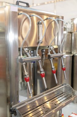 Şarap üretim hattında şişe doldurma makinesi