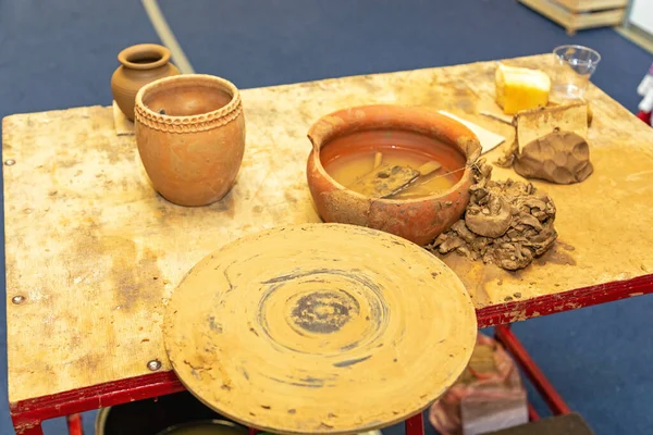テーブルの粘土陶器ホイールとツール — ストック写真