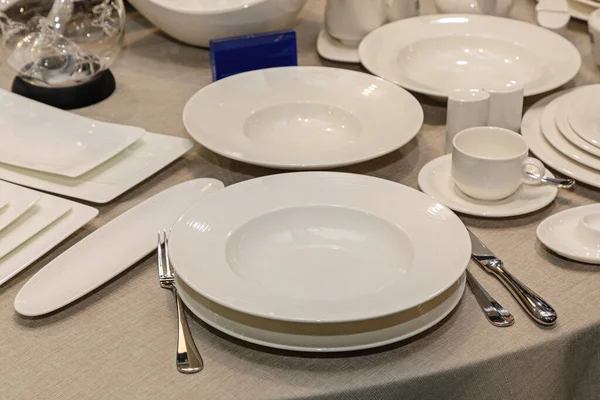 White Ceramic Plates Dining Table Setup — Stock Photo, Image