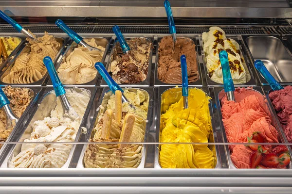 Selezione Gelato Stile Italiano Display Freezer — Foto Stock