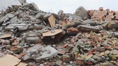 Çökmüş binaların içinden geçmek Tehlike 'yi mahvediyor