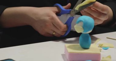 Pasta Şefi Tatlı Fondant Şekil Dekorasyonu Yapıyor