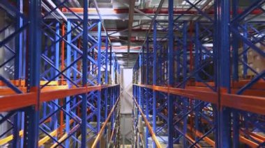 Depo Yüksek Raflar Depo Koridoru İniyor