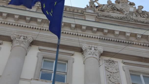 Ευρωπαϊκή Σημαία Στο Κυβερνητικό Κτίριο Στην Τεργέστη Ιταλία — Αρχείο Βίντεο