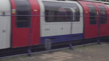 Londra Yerden Üzerindeki Metro Taşıma Tren Yolu