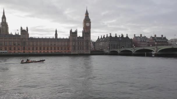 Fast Rib Boat Pass Casas Del Parlamento Big Ben Londres — Vídeos de Stock