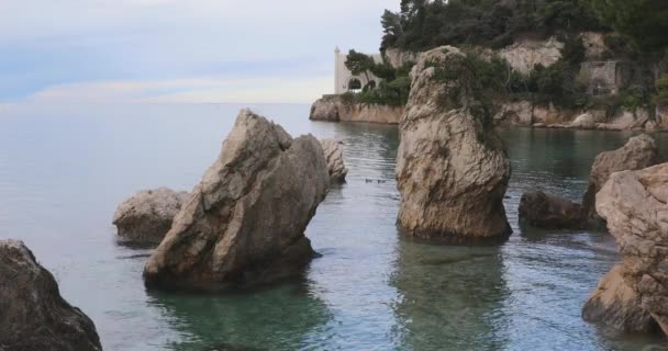 ミラマーレ城近くのアドリア海の岩や石トリエステイタリア — ストック動画