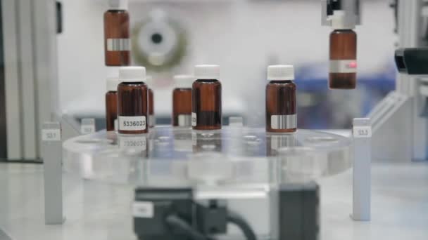 Bottiglie Con Farmaci Nella Produzione Fabbrica Farmaceutica — Video Stock