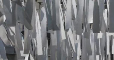 Rüzgâr Şehri Dekorasyonunda Beyaz Plastik Kayışlar Asılı