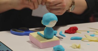 Pasta Şefi Tatlı Fondant Şekil Dekorasyonu Yapıyor