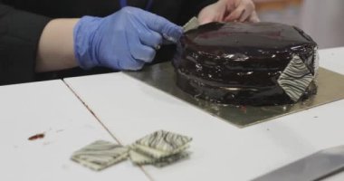 Pasta Şefi Fondant Dekorasyonlu Çikolatalı Pasta Yapıyor