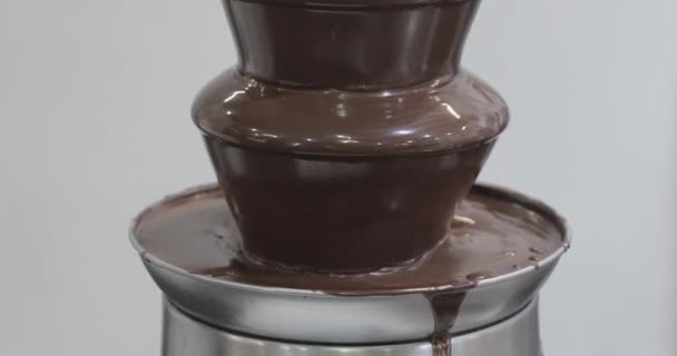 Schokoladenfondue Brunnen Mehrschichtturm — Stockvideo