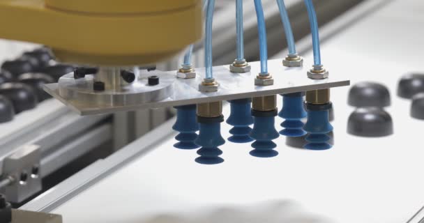 コンベヤ製造ラインでの吸引真空ロボットアーム — ストック動画