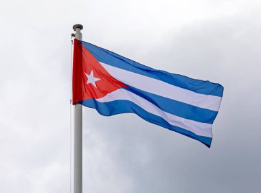 Bulutlu Gökyüzünde Ulusal Cumhuriyet Küba Bayrağı