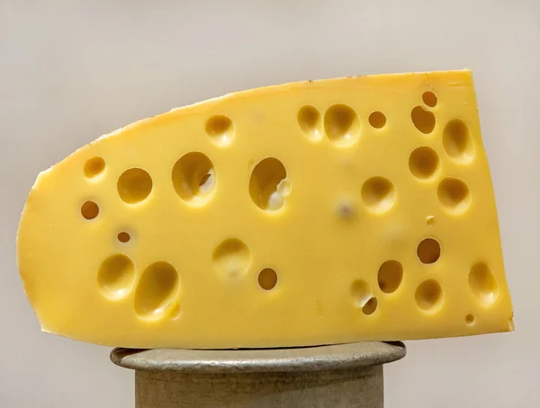 Großes Stück Emmentaler Käse Schweizer Küche — Stockfoto