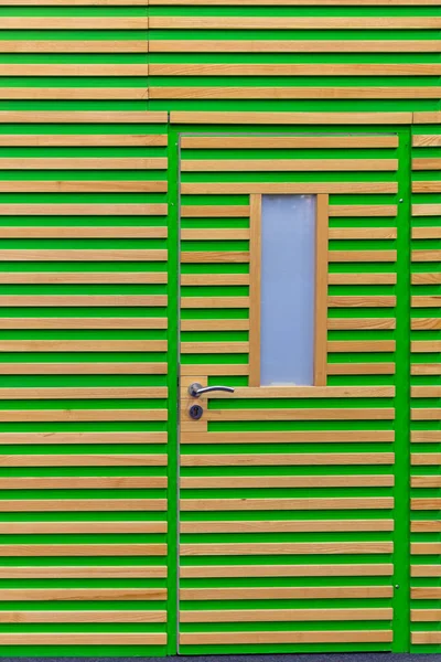 Porta Moderna Chiusa Con Linee Verdi Legno — Foto Stock