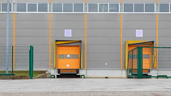 Vrachtwagendeuren Laden Bij Distributie Pakhuis — Stockfoto