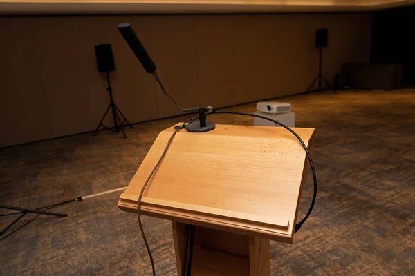 Podium Madeira Vazio Orador Sala Conferências — Fotografia de Stock