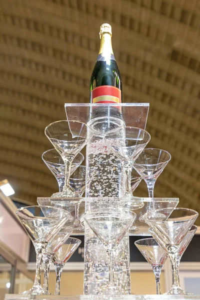 シャンパンフローチューブ付きストレートアップカクテルグラスタワー — ストック写真
