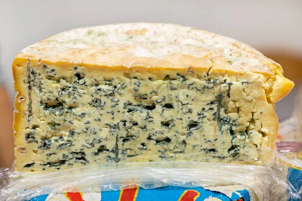 Hälften Wheel Blue Mould Cheese Franska Köket — Stockfoto