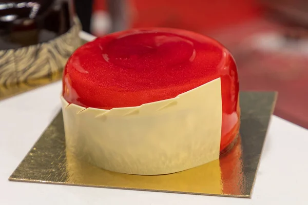 Petit Gâteau Rouge Rond Plateau — Photo