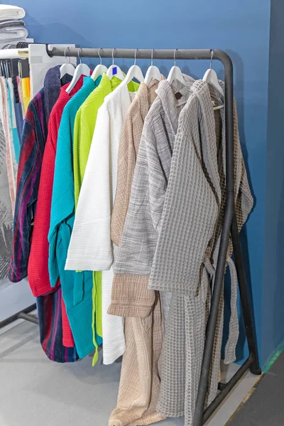 Veel Nieuwe Clean Terry Badjas Bij Clothes Rail — Stockfoto