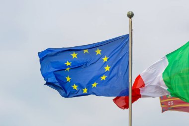 Avrupa Birliği ve İtalyan Bayrakları Birlikte