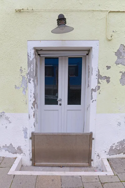 Hochwasserschutz Aus Stahlplatten Vor Der Tür Burano Venedig — Stockfoto