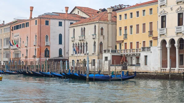 Aangemeerd Gondels Bij Grand Canal Venetië Italië — Stockfoto