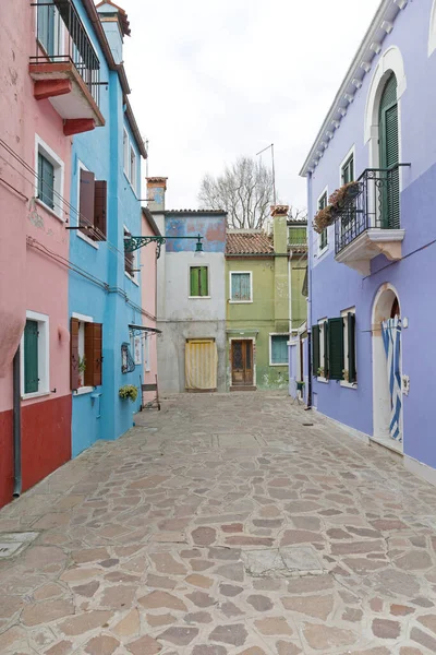 Burano Veniceのカラフルな家のある小さな通りイタリア — ストック写真