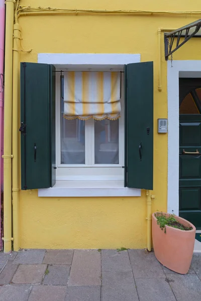 意大利布尔诺黄房子的窗户 — 图库照片