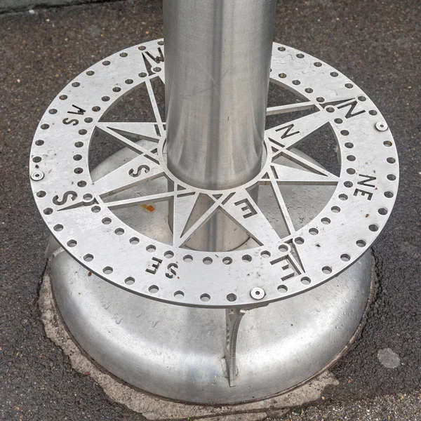 Stahl Metall Kompass Stern Auf Tower Viewer — Stockfoto