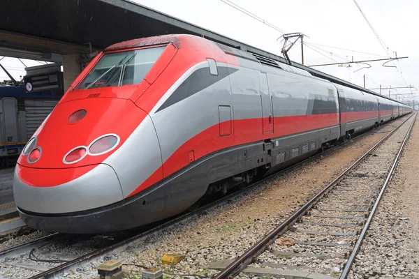 Venedik Teki Tren Stasyonunda Hızlı Kırmızı Lokomotif — Stok fotoğraf