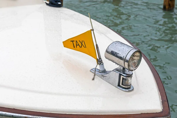 ヴェネツィアのボートでの標識タクシー旗イタリア — ストック写真
