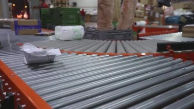 Dağıtım Deposundaki Taşımacıda Nakliye Paketleri Sıralanıyor