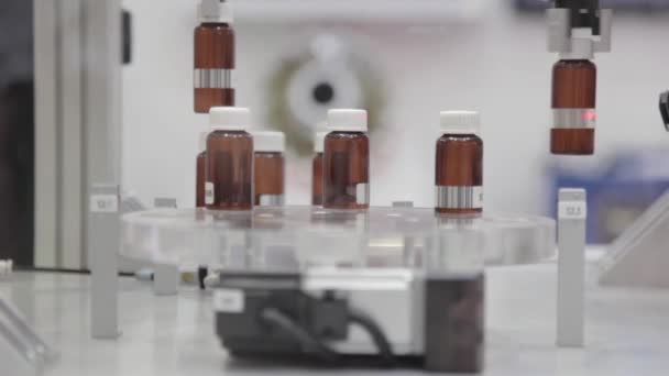 Бутылки Лекарственных Препаратов Фармацевтической Фабрике — стоковое видео