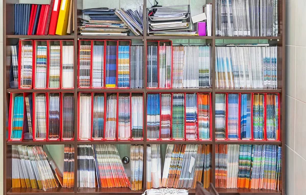 Zeitschriftensammlung Bücherregal — Stockfoto