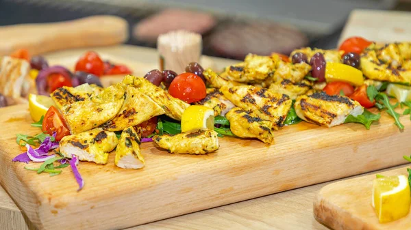 Pollo Parrilla Con Verduras Tablero Madera —  Fotos de Stock